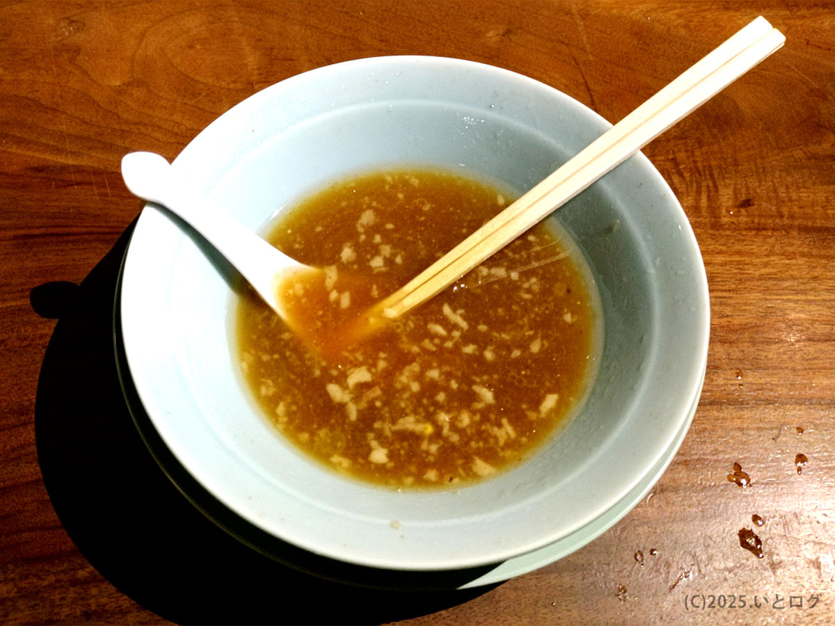 「中華蕎麦よるのふじで完食後のラーメン丼。醤油スープの香りが残る器が木のカウンターに置かれ、富士吉田の夜に満足感が漂う。」