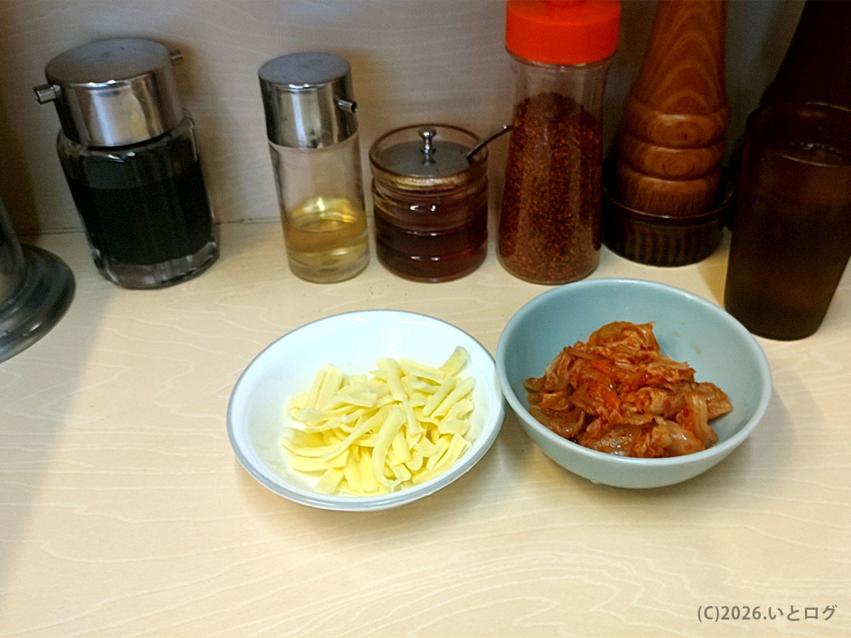 自家製ラーメン大者の卓上調味料とトッピング小皿。ニンニクや油そば・汁なし用の味変アイテム