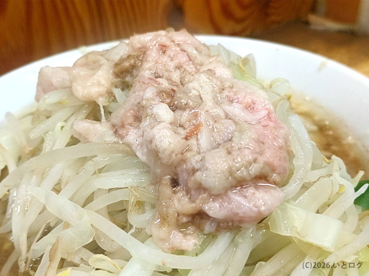 ラーメン二郎 前橋の野菜山にのったアブラ。二郎 前橋 コールで増した一杯