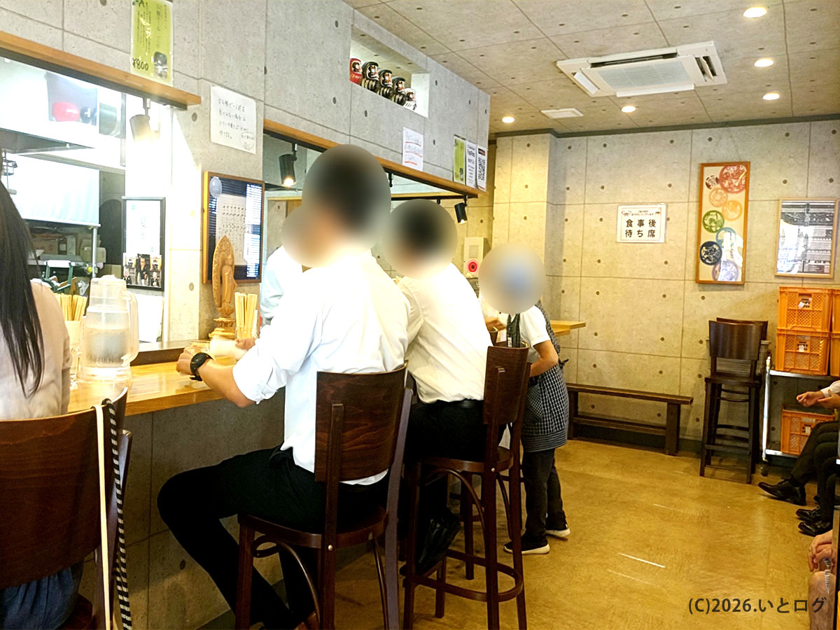 自家製麺 くろ松（群馬県高崎市）店内カウンターの様子。高崎駅近くの落ち着いた空間で食事を楽しむ客の姿