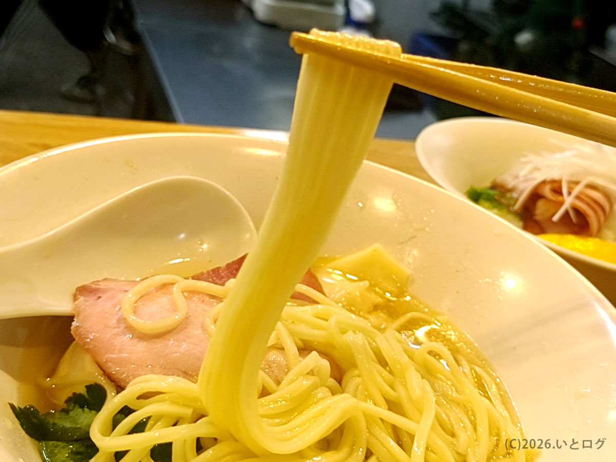 自家製麺 くろ松 高崎の自家製麺。なめらかな麺線が美しい醤油ラーメン