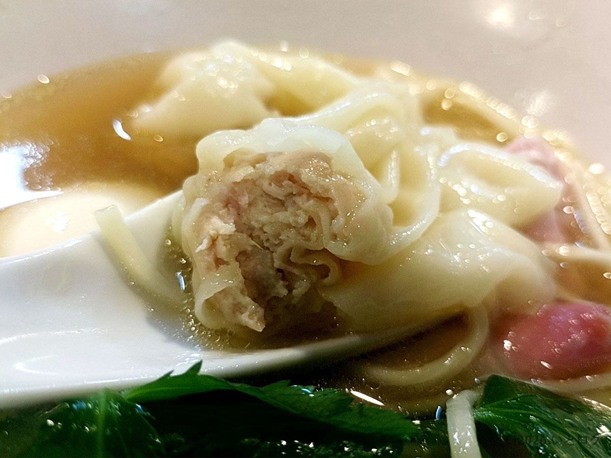 自家製麺 くろ松 ワンタンの断面。肉の旨みが詰まったおすすめトッピング
