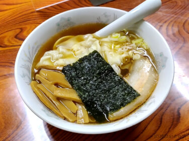 『萬来』焼き鳥とラーメンのハイブリッド。昭和感漂う昔ながらの居酒屋で頂くお得なワンタンメン。