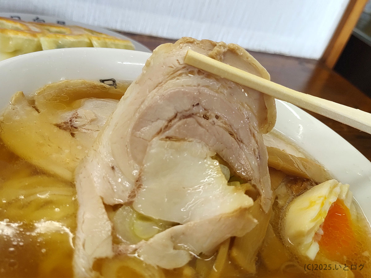 日向屋 ラーメンの人気メニュー。厚く巻かれたバラチャーシューが丼からはみ出し、とろける脂が食欲をそそる接写