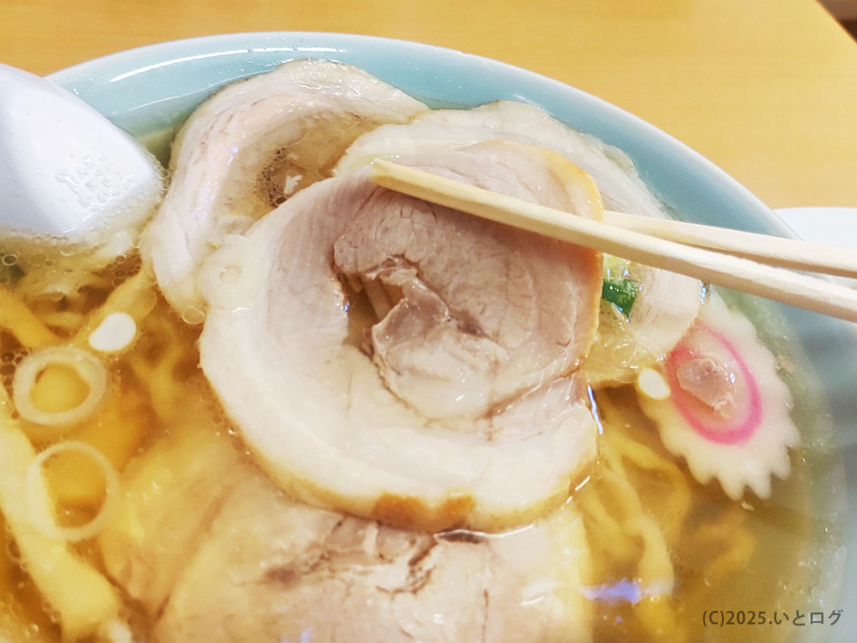 らーめん大金 佐野本店のチャーシュー麺。透き通る佐野ラーメンのスープに厚切り豚が映える一杯