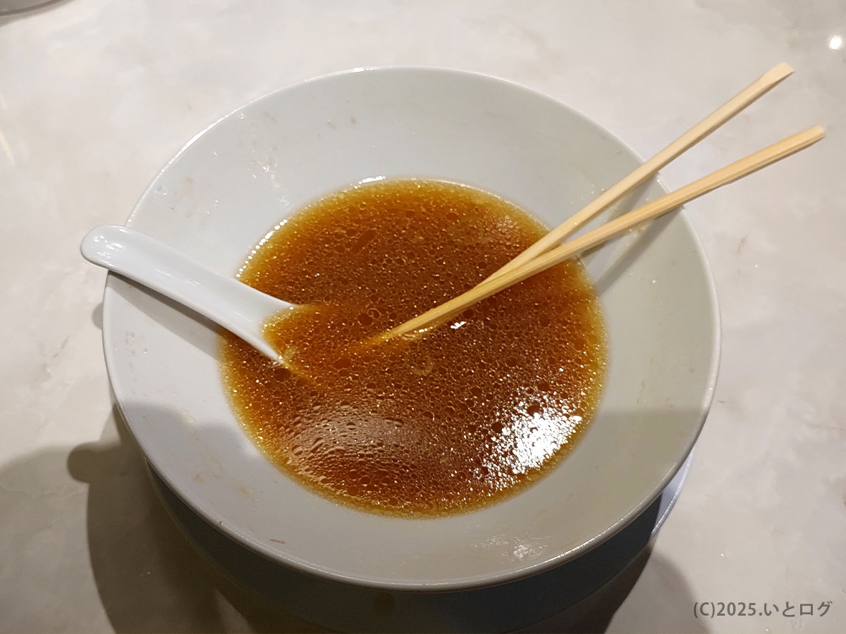 スープまで飲み干して完食。旨味の余韻が残るどんぶりは、綾川 ラーメン おすすめの証。