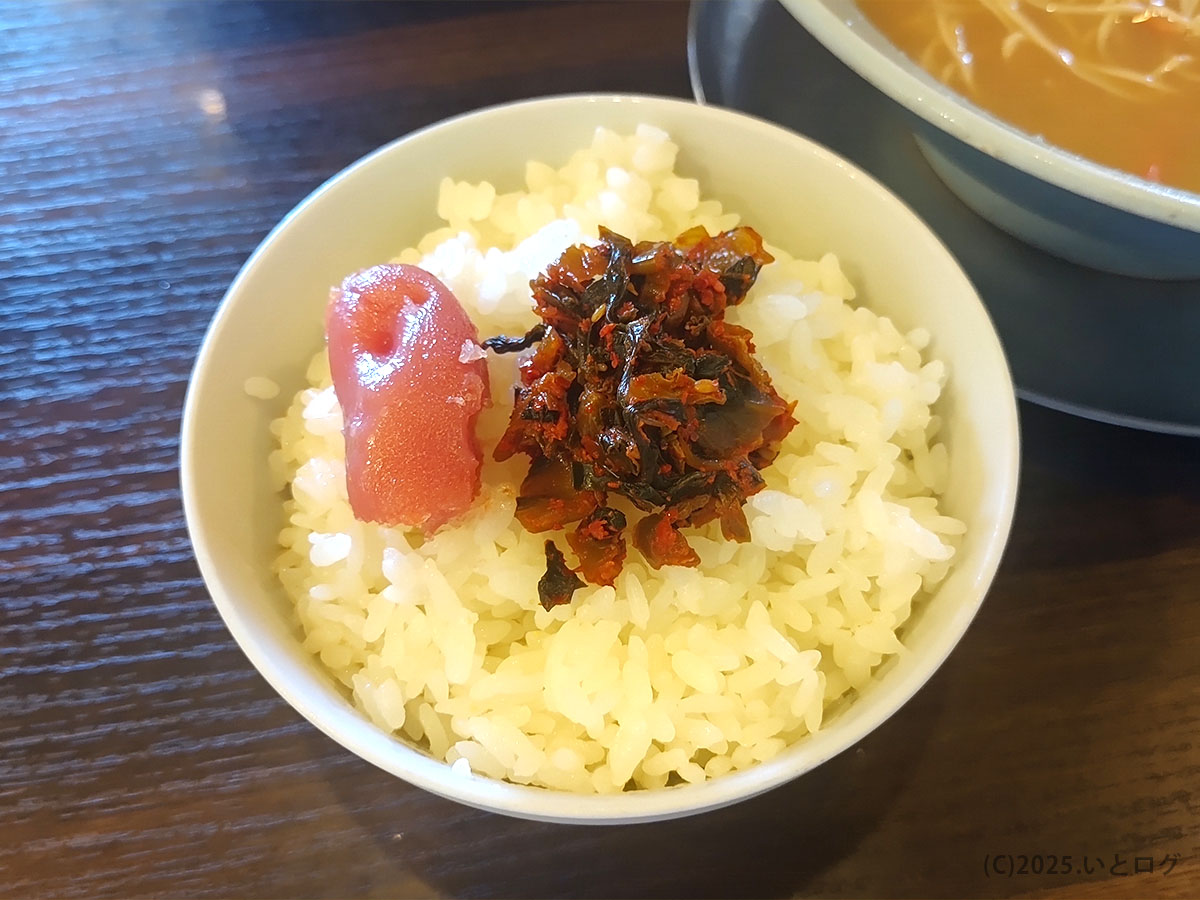 明太子と辛子高菜をのせた小ライス。博多ラーメンのサイドに好相性、真咲雄で楽しむ一品