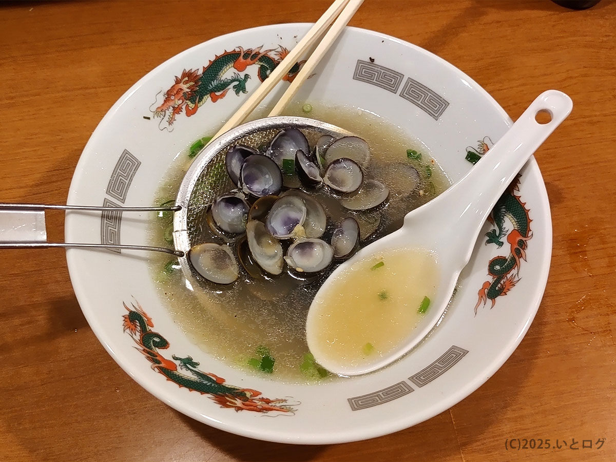 松江のご当地グルメ、しじみラーメンを食べ終えた後の丼。しじみの殻がたっぷり残り、旨みが凝縮したスープの余韻を感じられる。
