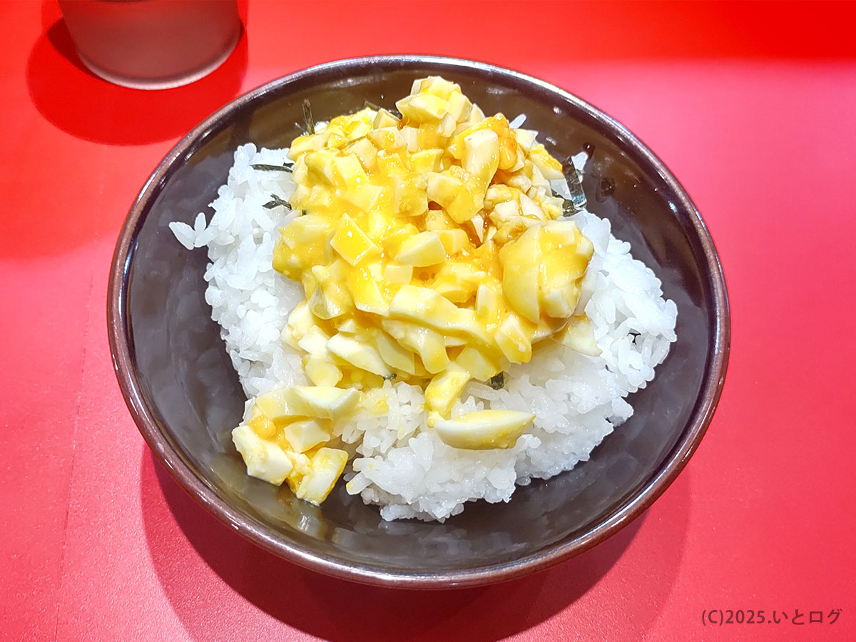 カズ家 大森店の卓上で提供される卵まぶしご飯。家系ラーメンと相性が良い定番サイドで、王道家味の継承店らしい濃厚スープと一緒に味わう人が多い。