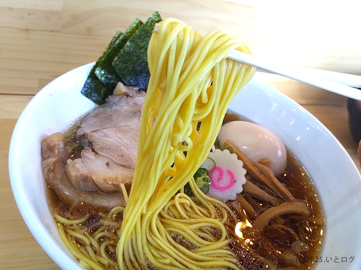 細ストレート麺を箸で引き上げ、醤油清湯が艶めく瞬間。山梨ラーメンランキング上位を狙う とき々 の看板らぁ麺。