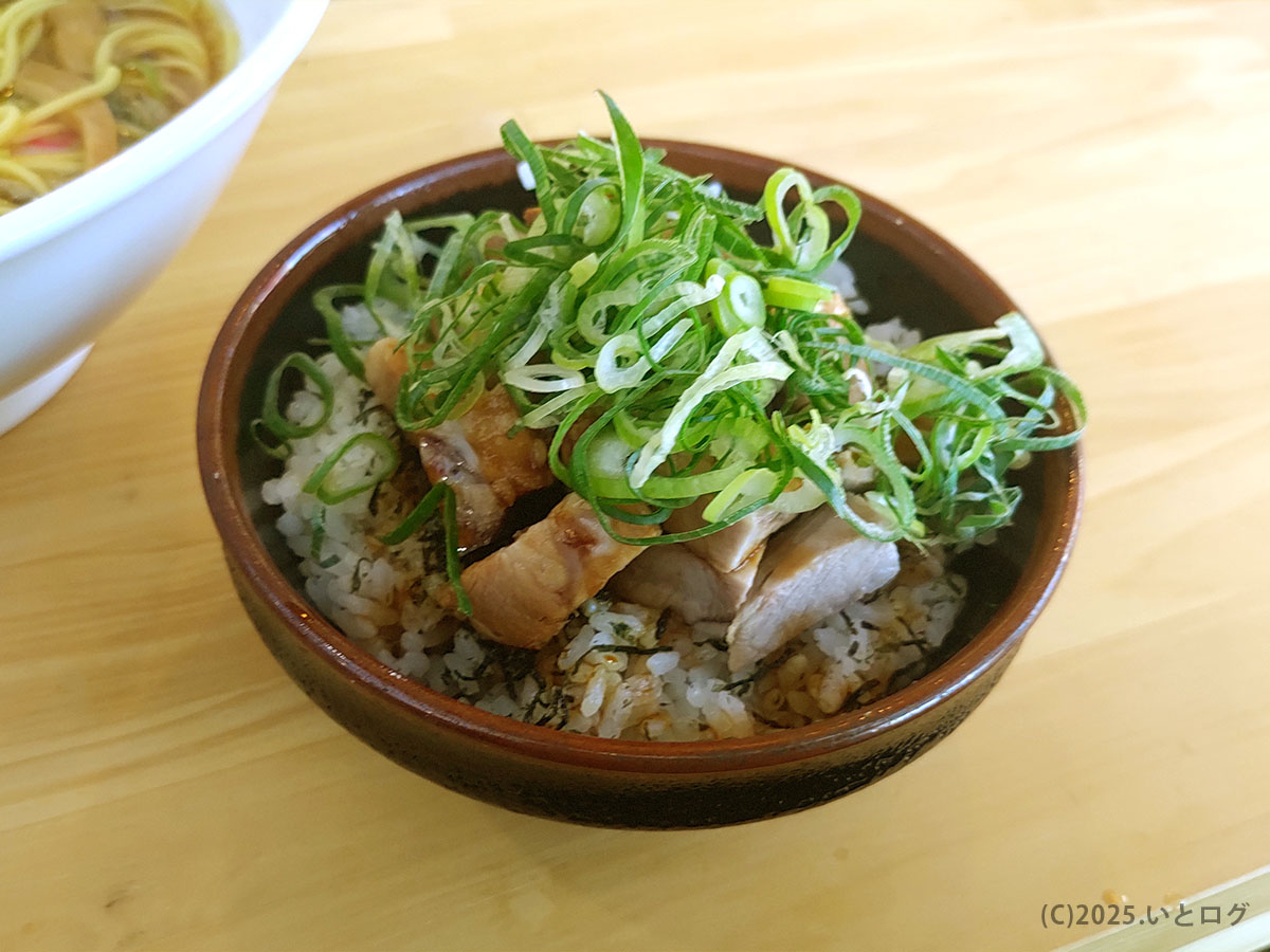 炙りチャーシューと刻み青ネギをのせたミニ丼。『ラーメン食べたでしょ?』と言われても手が伸びるサイドメニュー。