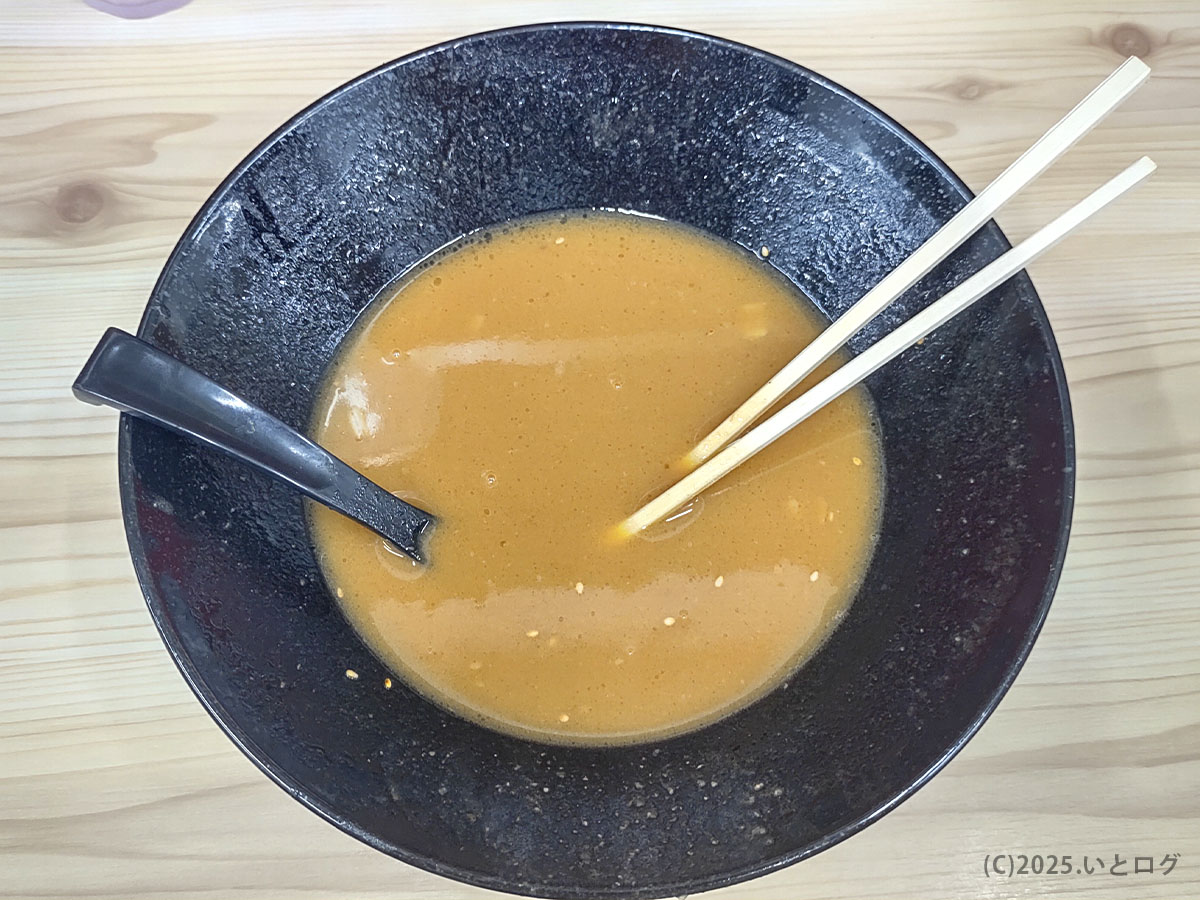 武道家 口(くにがまえ)国分寺のラーメン完食後の丼。濃厚豚骨醤油スープの余韻が残り、家系の深い旨味を感じさせる一杯だった様子を伝える写真。