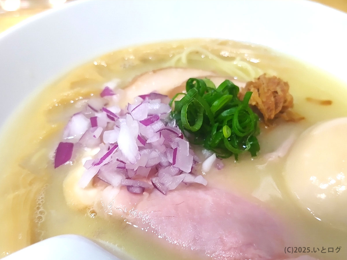 紫玉ねぎと青ねぎが彩る鶏白湯塩らぁ麺のアップ—山梨ラーメン高評価の理由がひと目で分かるクリーミーな一杯