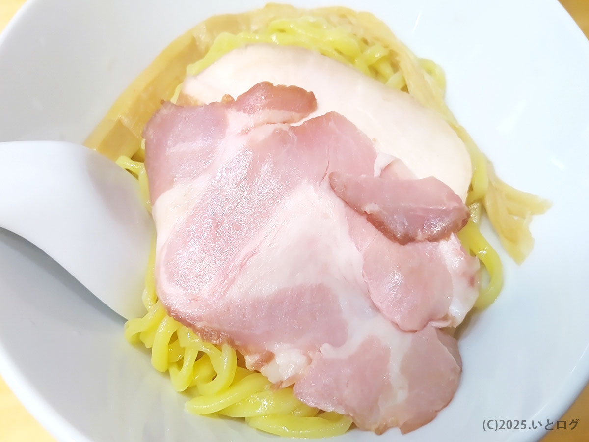 弾力ある中太麺に低温調理チャーシューをトッピングした濃厚つけ麺。ご当地感あふれる甲斐市ラーメンの個性が光る