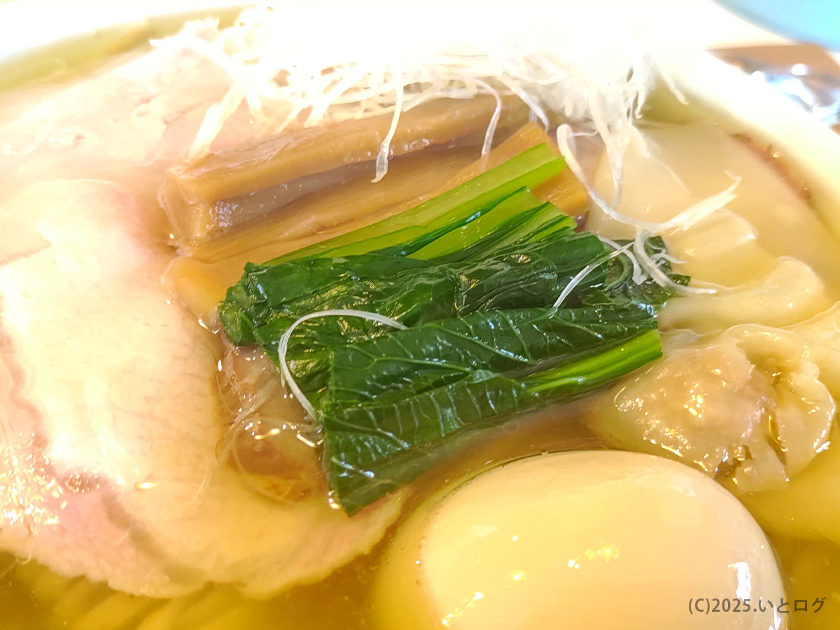 青森中華そばオールウェイズの中華そばにのるチャーシューと青菜、メンマのアップ