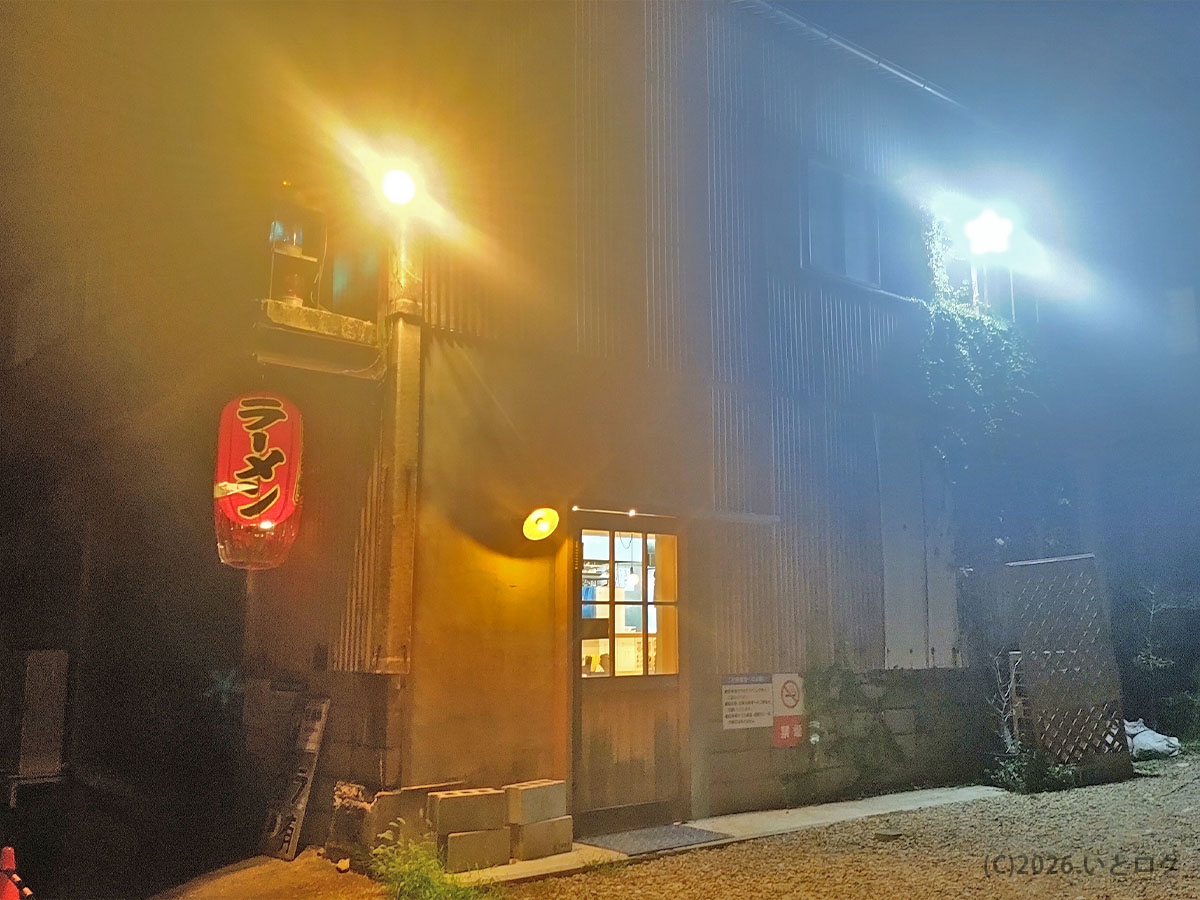 夜の新居浜市に佇む讃岐ラーメン浜堂 新居浜店の外観。落ち着いた雰囲気のラーメン店