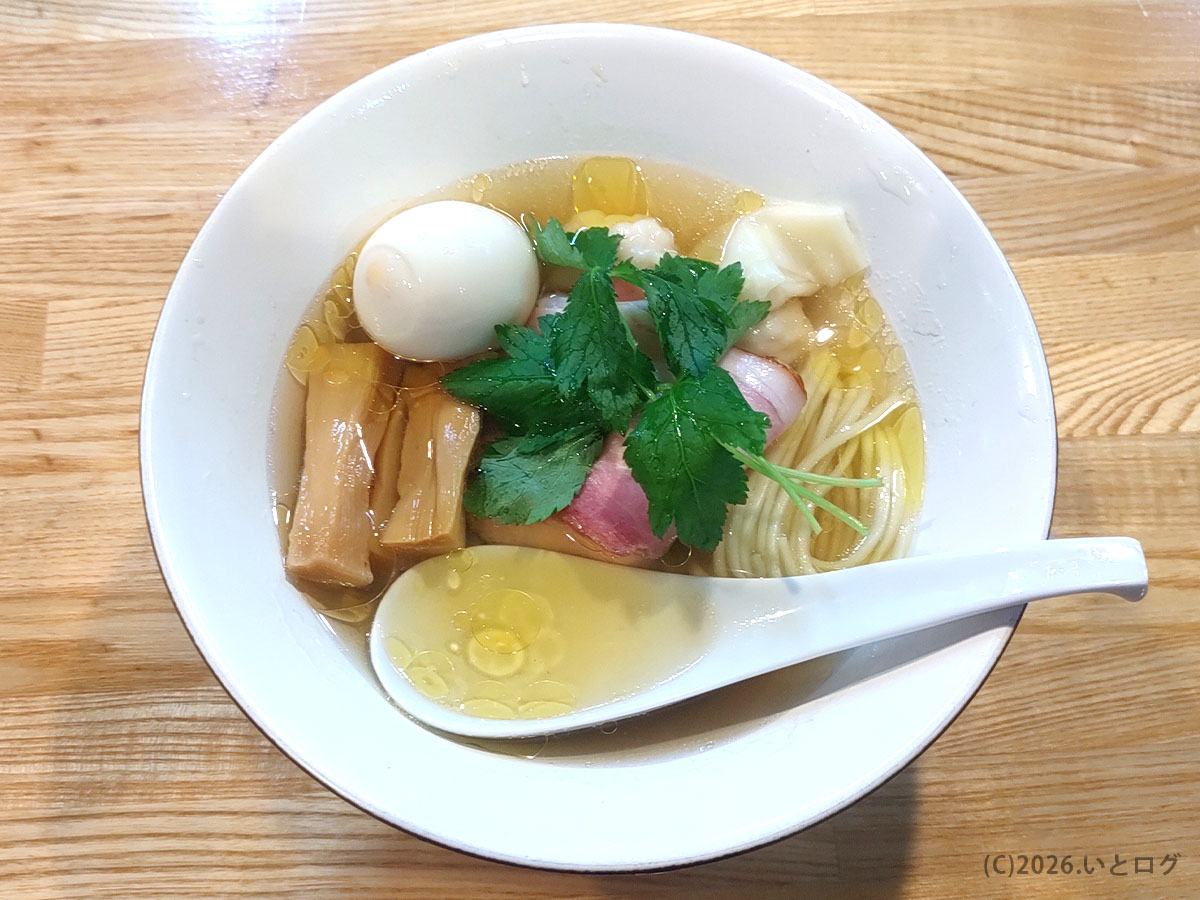 自家製麺 くろ松 群馬県高崎市の醤油ラーメン全景。味玉・メンマ・三つ葉が彩る人気メニュー