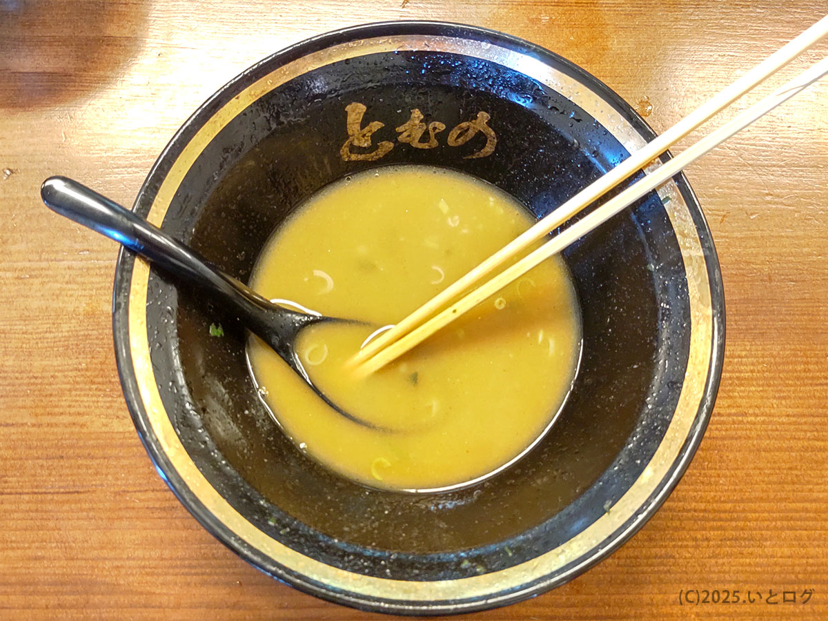 横浜家系ラーメン とむの 岡谷、スープまで飲み干した黒い丼とレンゲ