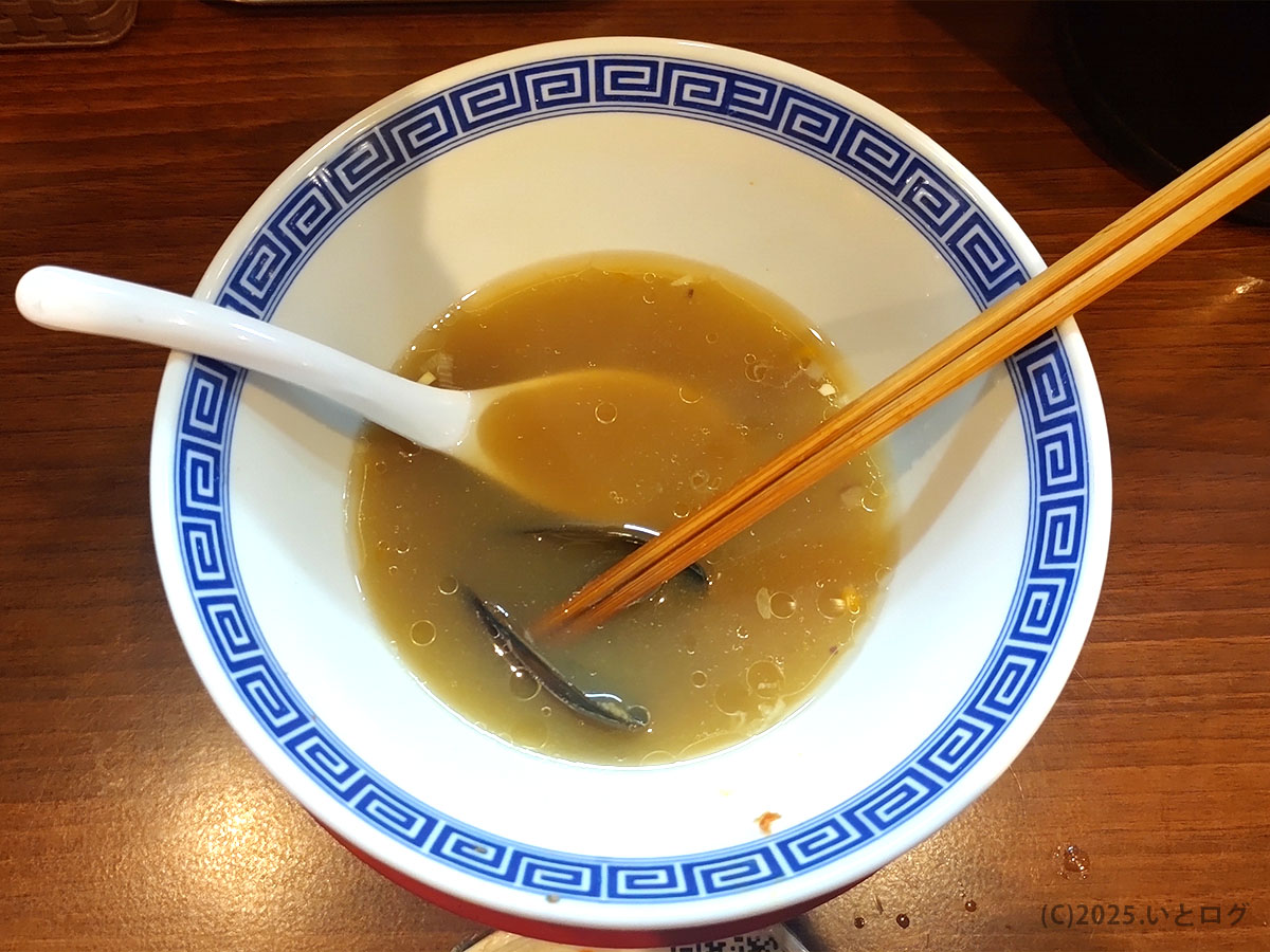 だし廊-DASHIRO 仙台南町通り本店で『貝だし塩そば』を食べ終えた後の一杯。残ったスープからも貝の旨みが漂う、余韻を感じる瞬間。