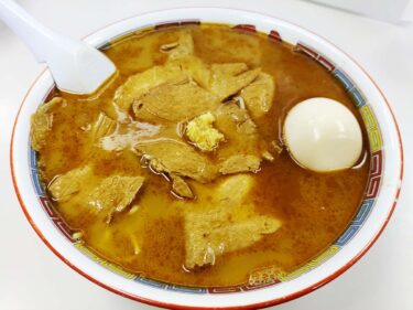 【ラーメン蜂屋 ５条創業店】クセがすごい！焦がしラードの尖ったスープは旭川の老舗の味です。