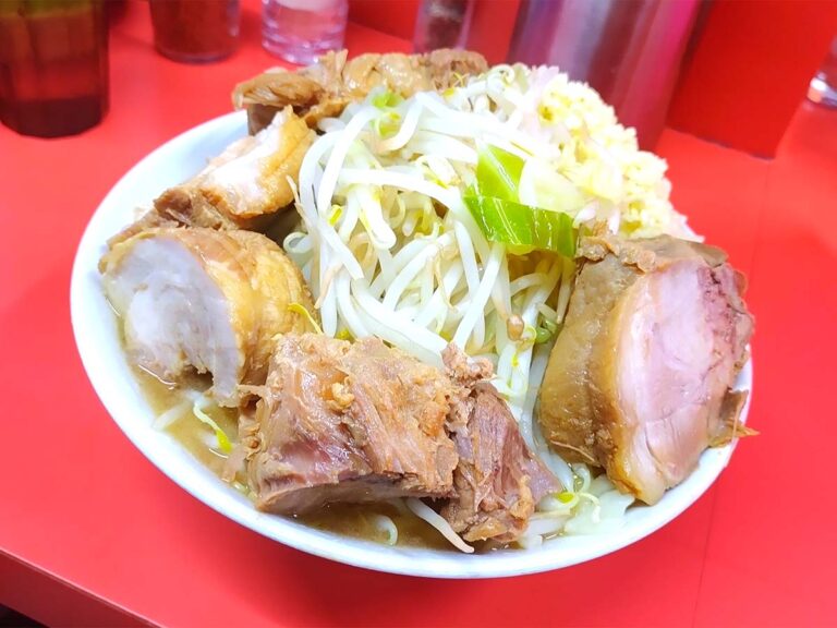 ラーメン二郎京都店 京都唯一の直系二郎店 デカ盛り量なメニューを注文して はんなりといただきます 分かりやすい入店ナビ付