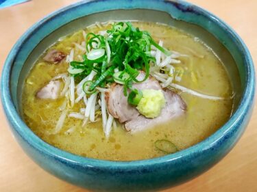 【麺屋 彩未】名店「すみれ」の伝統を受けつつ独自の進化を遂げた超人気ラーメン店（行列必須）