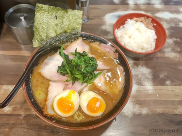 『神田ラーメン わいず 神田本店』懐かしの濃厚豚骨。ぶりゅ!!っと美味いチャーシューが乗る中毒性MAXの家系ラーメン@千代田区・神田