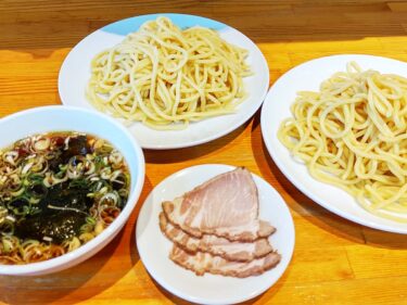 【つけそばのさんぷく】山梨甲府を代表するつけ麺。女性も入りやすい雰囲気の店内で男一人でがっつり頂きます。