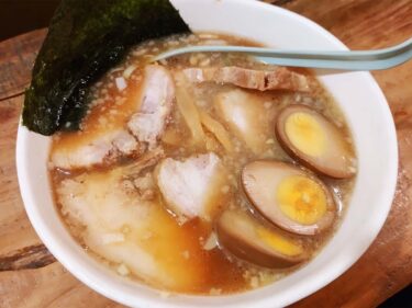 【らうめん麺喰（MENKUI）】レトロで大人の遊び場的居酒屋。〆にちょうどいい背脂醤油ラーメンを食べてきたよ！