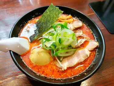 【麺道楽 紋次郎】本格焼酎とオリジナリティあふれる多彩なラーメンを味わえる居酒屋さん。