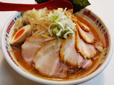 【こだわり麺工房 かぐら】看板メニューは三種の味噌ラーメン。がっつりと濃厚味噌のコラボレーション。