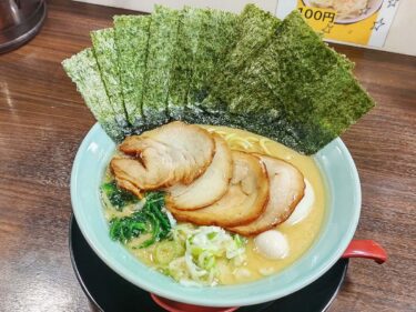 【ラーメン松壱家 甲府店】ライスの欲しくなるクリーミー系豚骨醤油。豪華な特製盛りで頂きます。