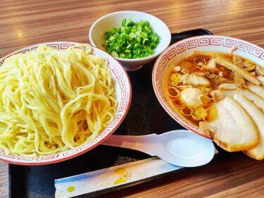 【わだ屋】サービス満点のセルフスタイルの中華そば。すごい肉盛りともっちり麺。