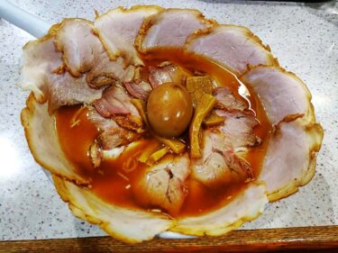 『ラーメンユタカ』花びら満開のチャーシューメンを頂きます♪