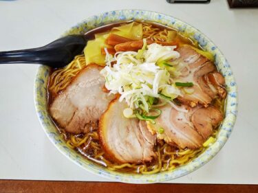 【アルプス食堂】地元愛され系食堂でワンタンチャーシューメン。器に麺がぎっしり入ったW盛りと肉の嵐@山梨・韮崎市