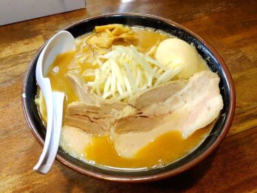 【らあめん寸八 総本店】信州ラーメン四天王の１人が手掛けるもっちり麺の家系のお店。濃厚な「信州味噌らあめん」を頂きます。