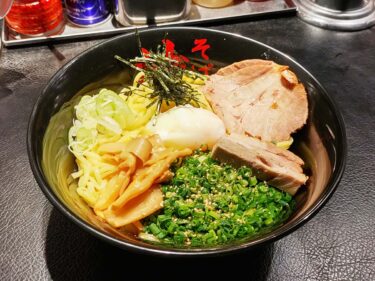 【油そば 東京油組総本店 甲府組】モチモチ麺とカラフルなトッピングのコラボレーションがヤバかった。