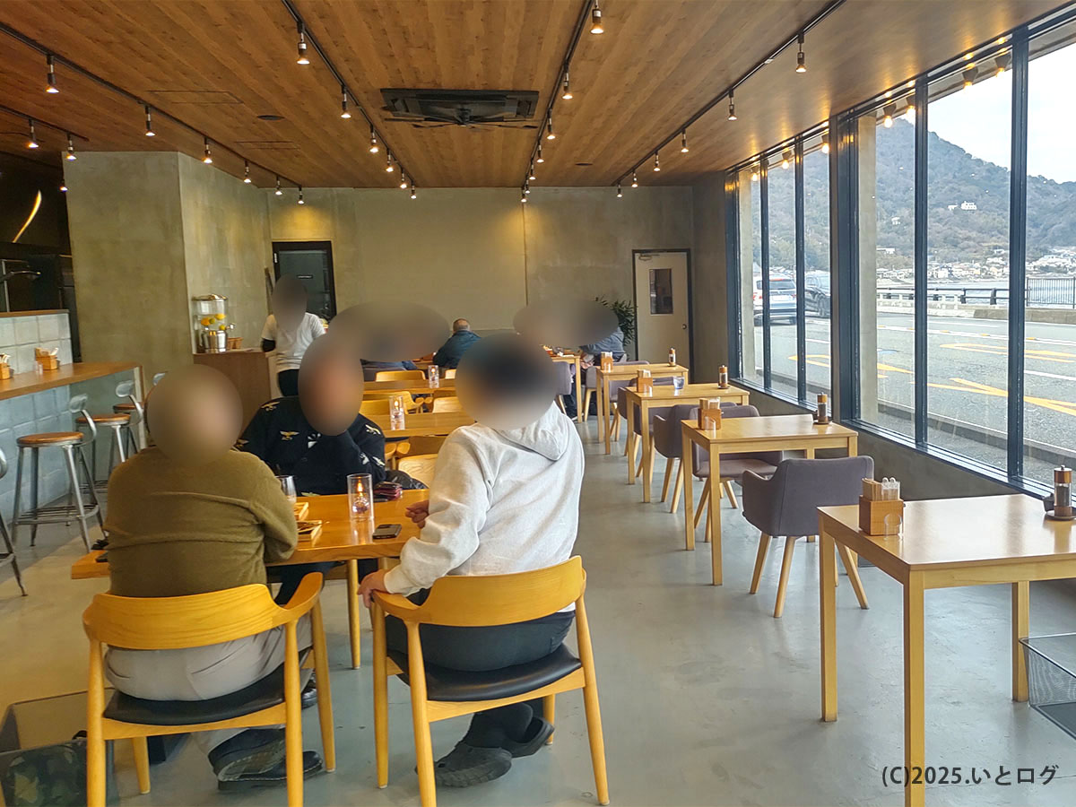 海沿いの景色と木目調天井が心地よいRAMEN VILLAGE CAFE店内全景