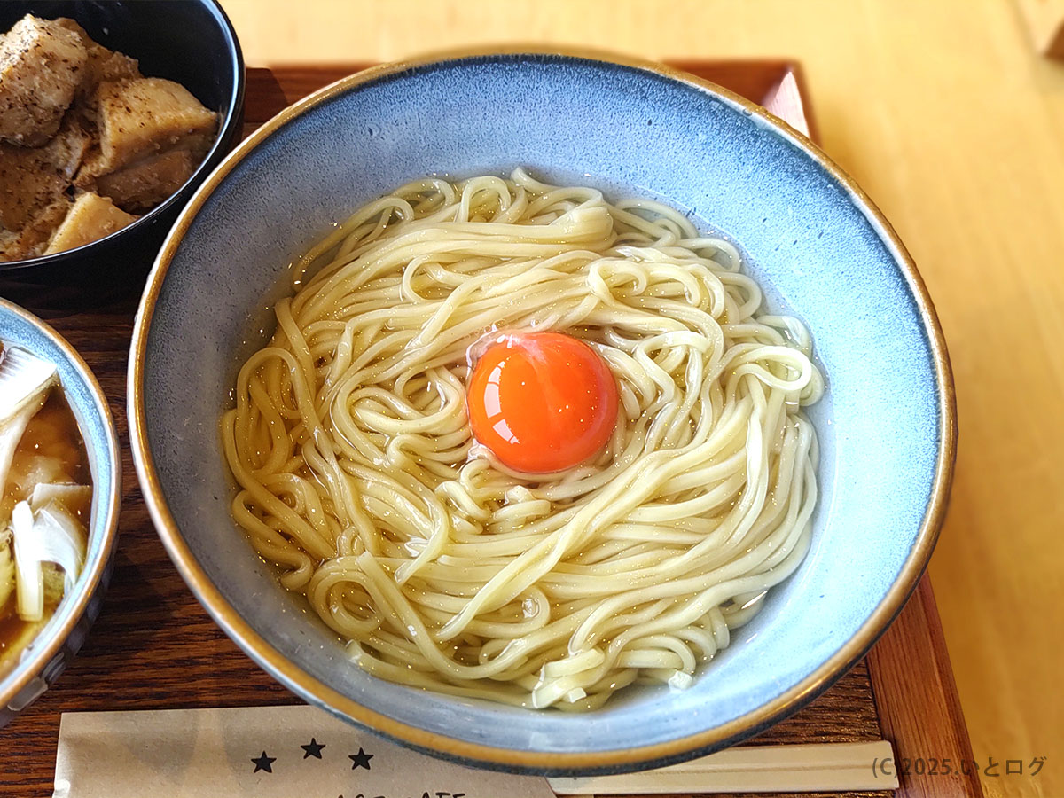 艶やかな卵黄が映える釜玉昆布水つけ麺の麺アップ—ラーメンビレッジカフェ伊東