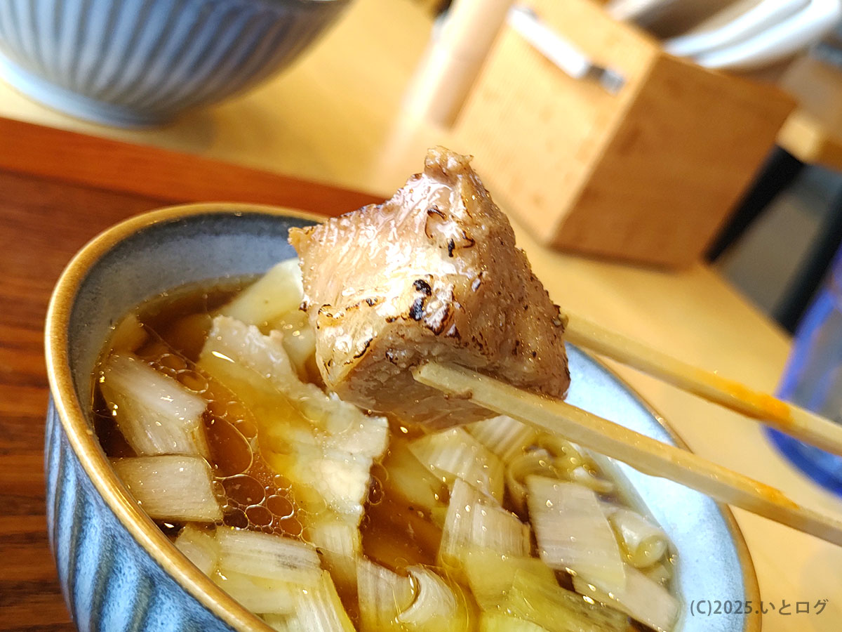 炙り角煮を箸でリフト—ヨコクラストアハウスインスパイアのramen village cafeの肉厚チャーシュー