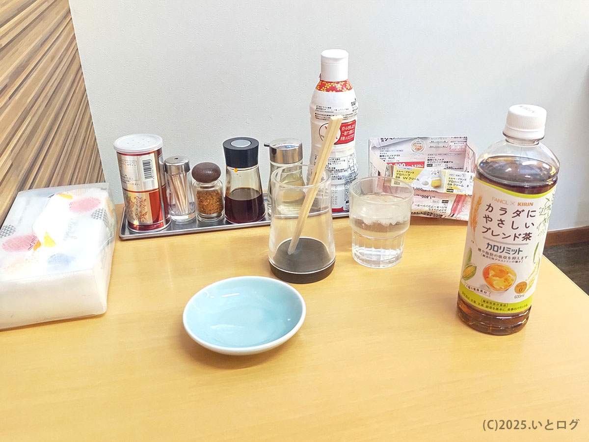卓上に並ぶ調味料セットとお冷。らーめん大金 メニューと相性抜群の特製酢や辣油で味変を楽しめる
