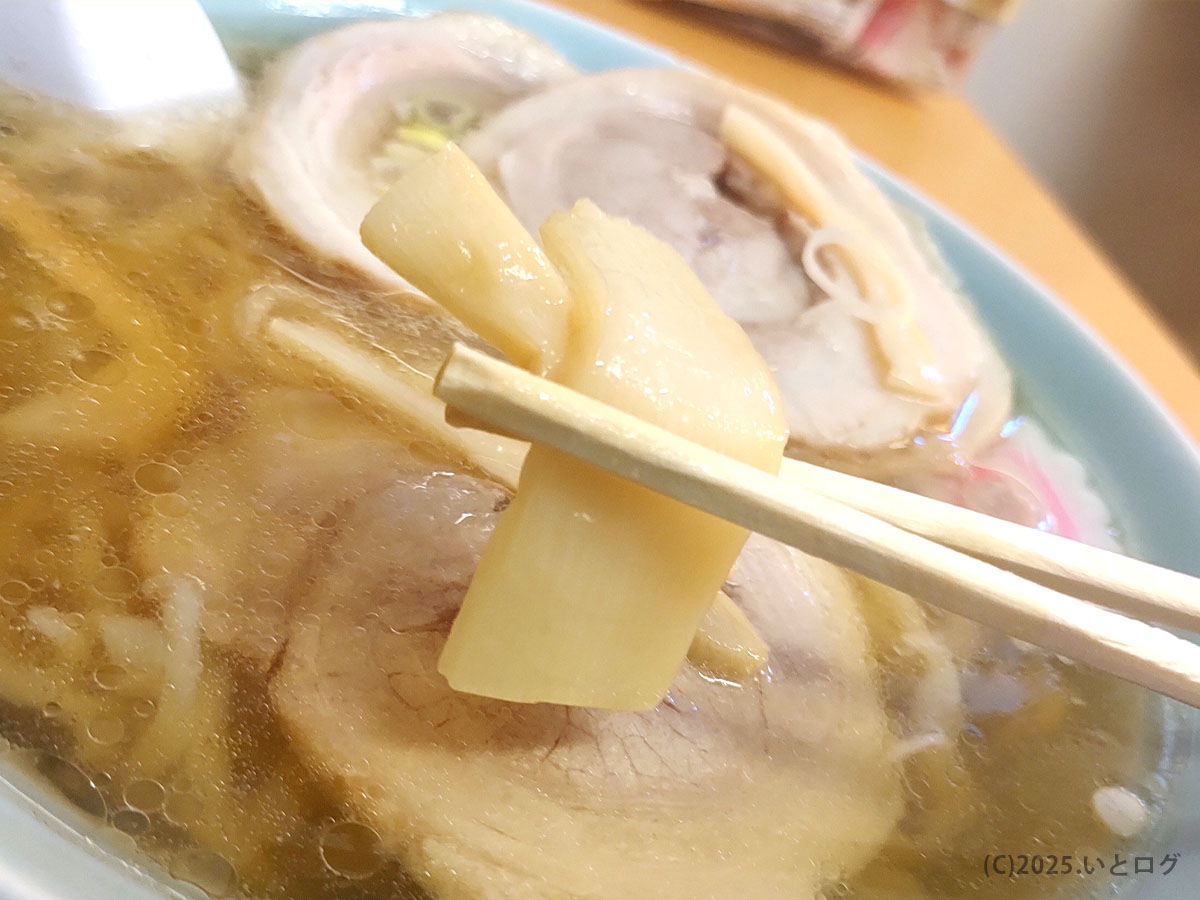 シャキッとしたメンマを箸でリフト。らーめん大金 メニューの定番トッピングで心地よい食感