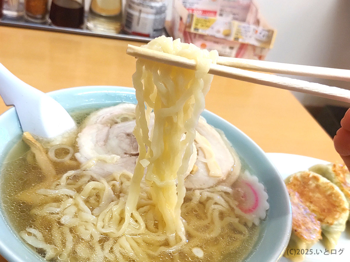 手もみ縮れ麺を持ち上げる瞬間。らーめん大金 佐野ラーメン特有のモチプリ食感が伝わる