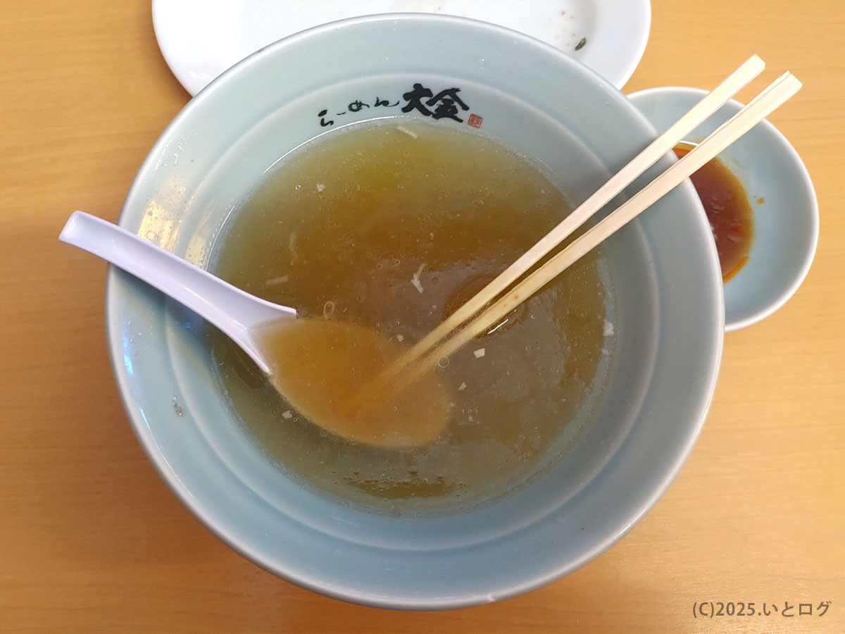 予約して訪れても思わず完飲。らーめん大金 予約客も虜にするスープの余韻を丼に残してフィニッシュ