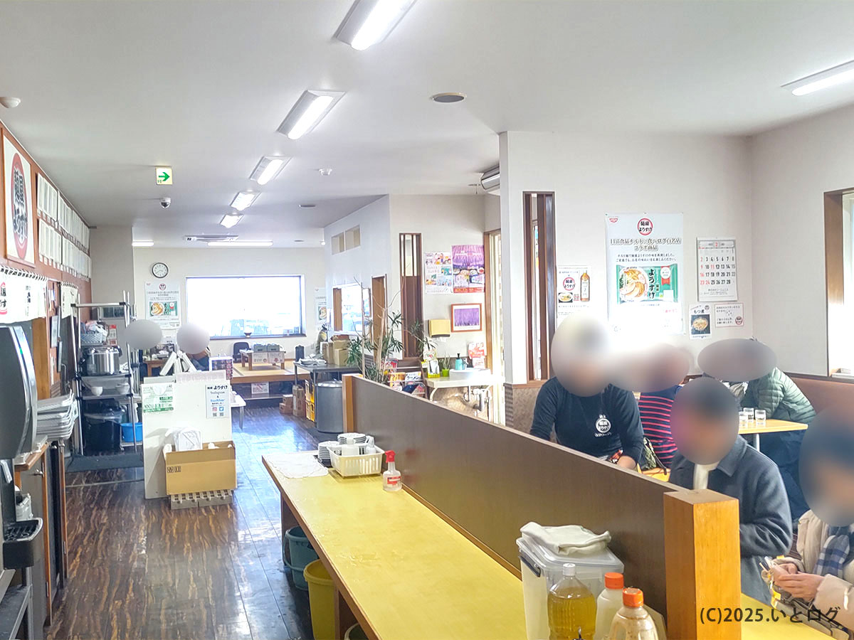 広々とした麺屋ようすけ 店舗内観。順番待ちの客で賑わう明るいホールの様子。