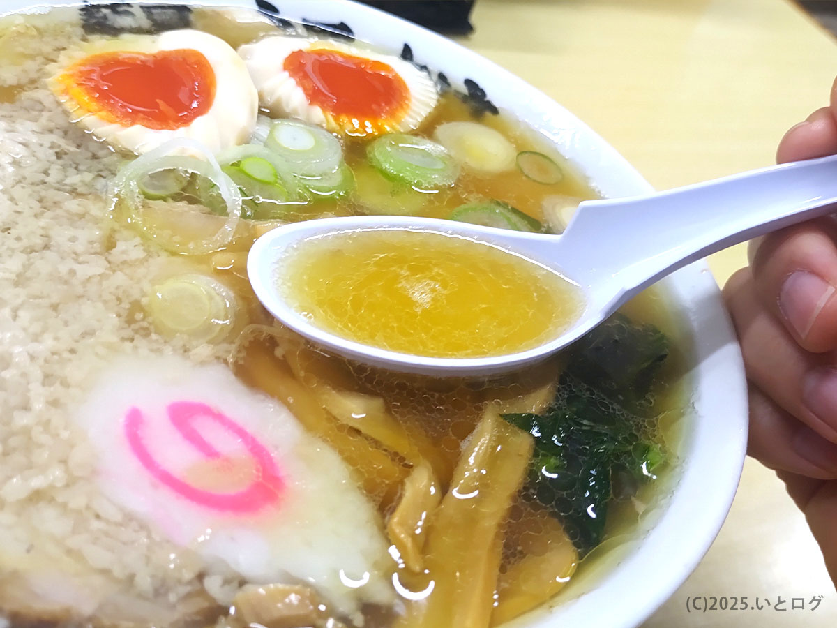 レンゲにすくった黄金色のスープ。麺屋ようすけらしい佐野ラーメンのコクを映すクローズアップ。