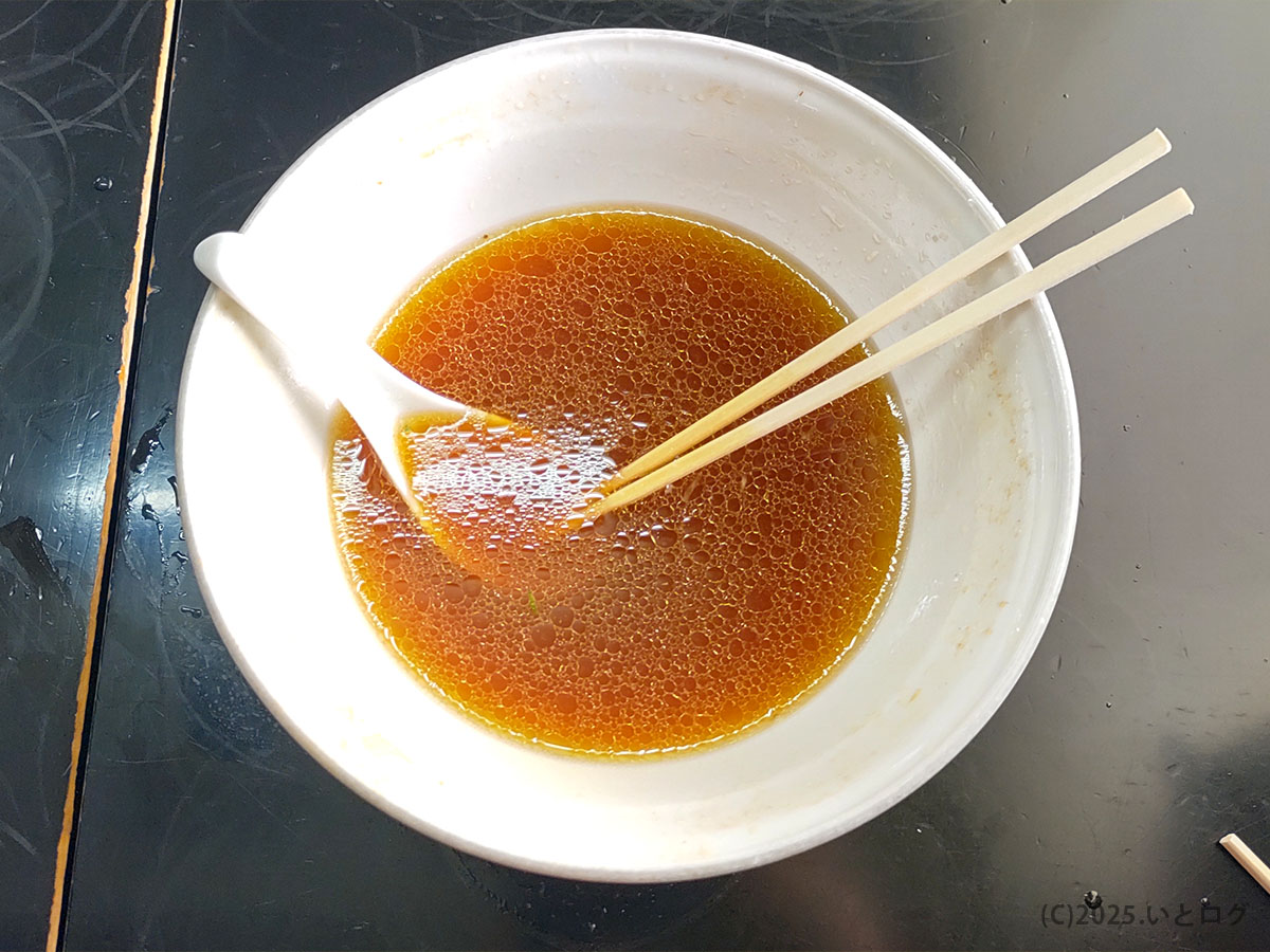 完食後に残る琥珀色スープの油膜が美しいどんぶり。最後の一滴まで飲み干したくなる手打 焔ラーメンの余韻を伝えるレビュー画像
