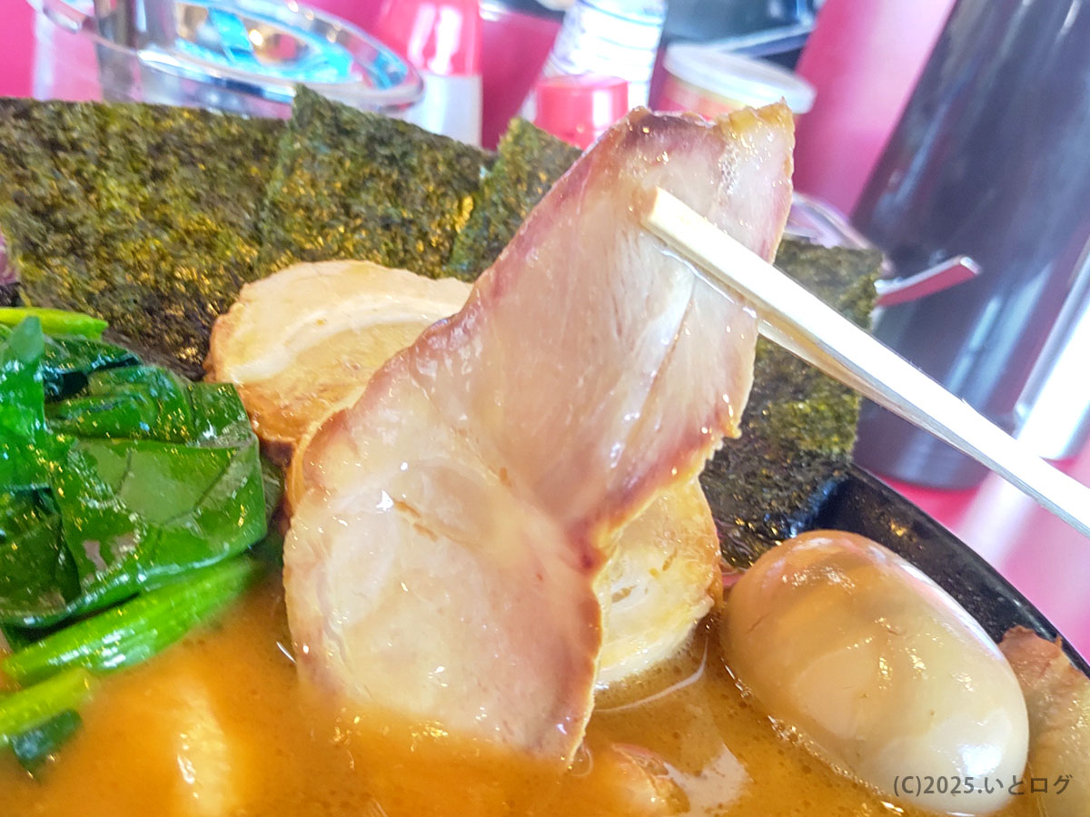 たつや(たつ家) 宇都宮 炎上レベルで炙られたチャーシューをリフト。縁の香ばしさと肉汁が豚骨醤油に溶け、スモーキーな旨みが広がる