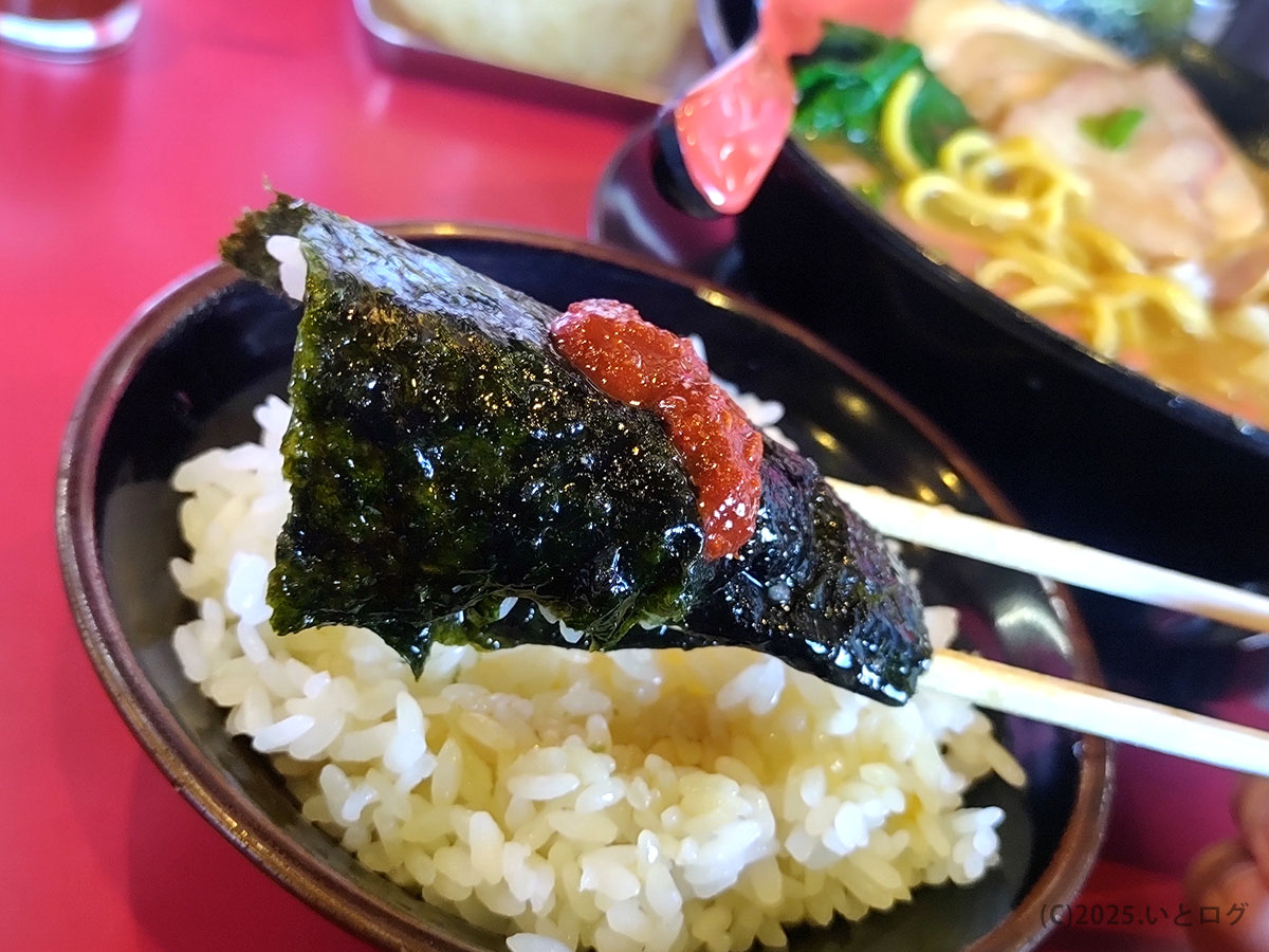 家系ラーメン定番の海苔をライスにオン。卓上の辛味噌を添えれば、たつ家流“海苔巻き飯”の完成。スープと一緒に無限ループ