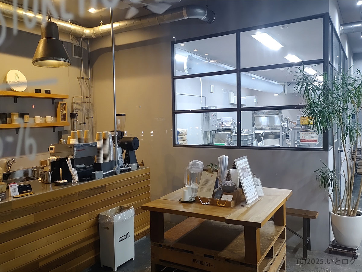店内のカフェカウンターと製麺室。並び待ちの間にドリンクも楽しめるモダン空間